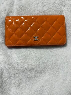 Chanel Wallet Includes dust bag, shopping bag, and flower